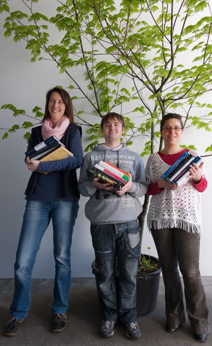 Drie collega’s van Missing Link met boeken in hun armen