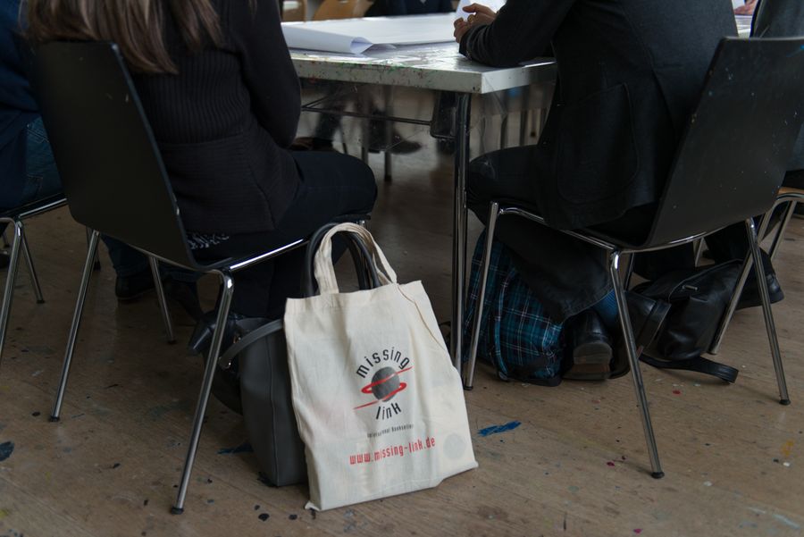 Missing-Link-Tasche zwischen den Stühlen bei einer Veranstaltung